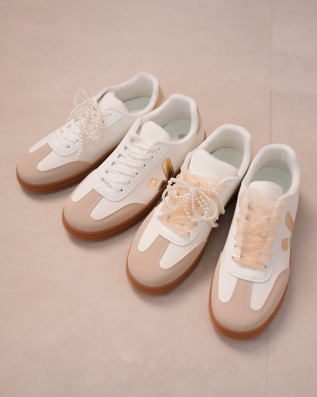 Basket femme blanche avec détails dorés et semelle marron