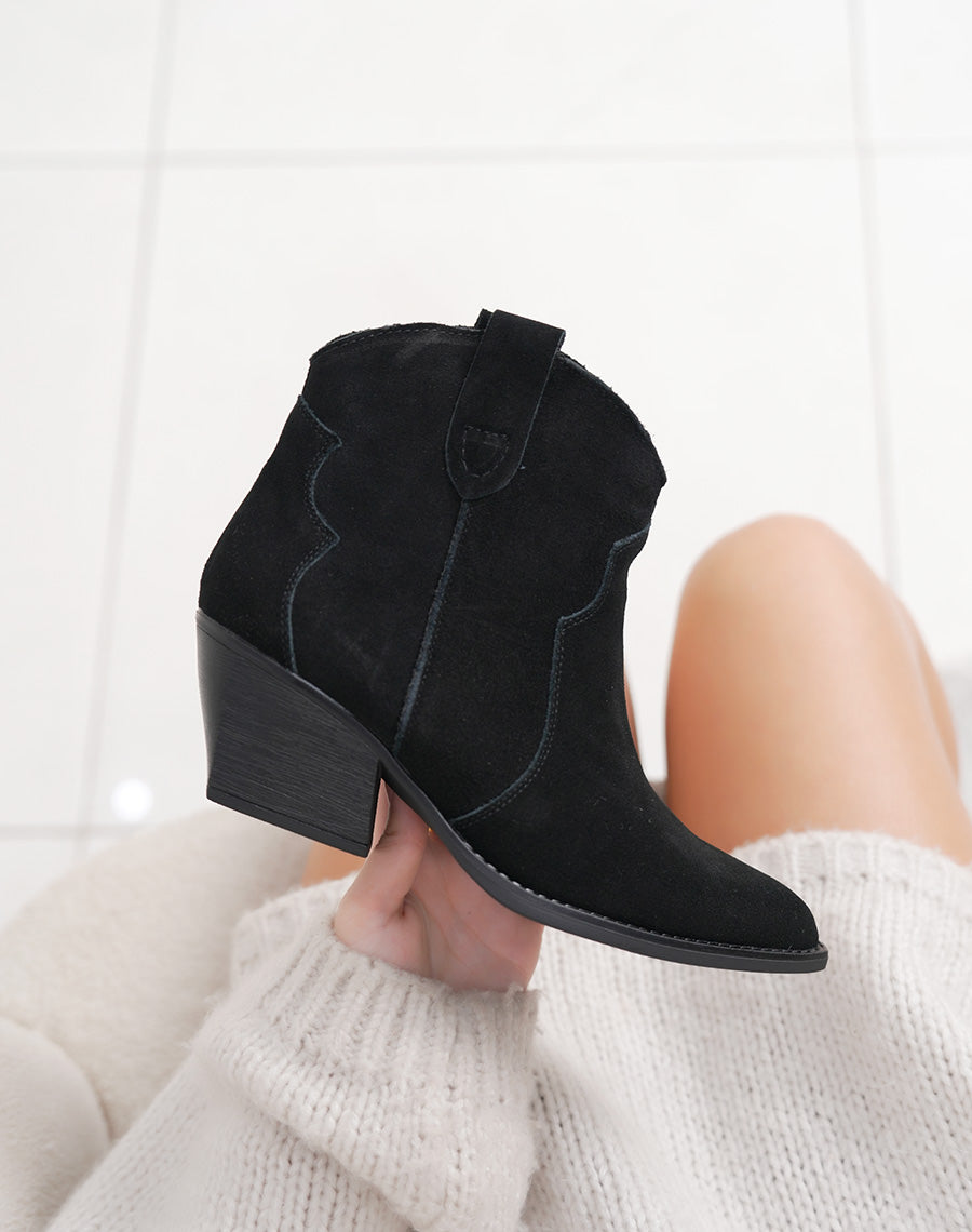 Bottines femme en cuir noir style santiag avec talon biseauté et intérieur fourré