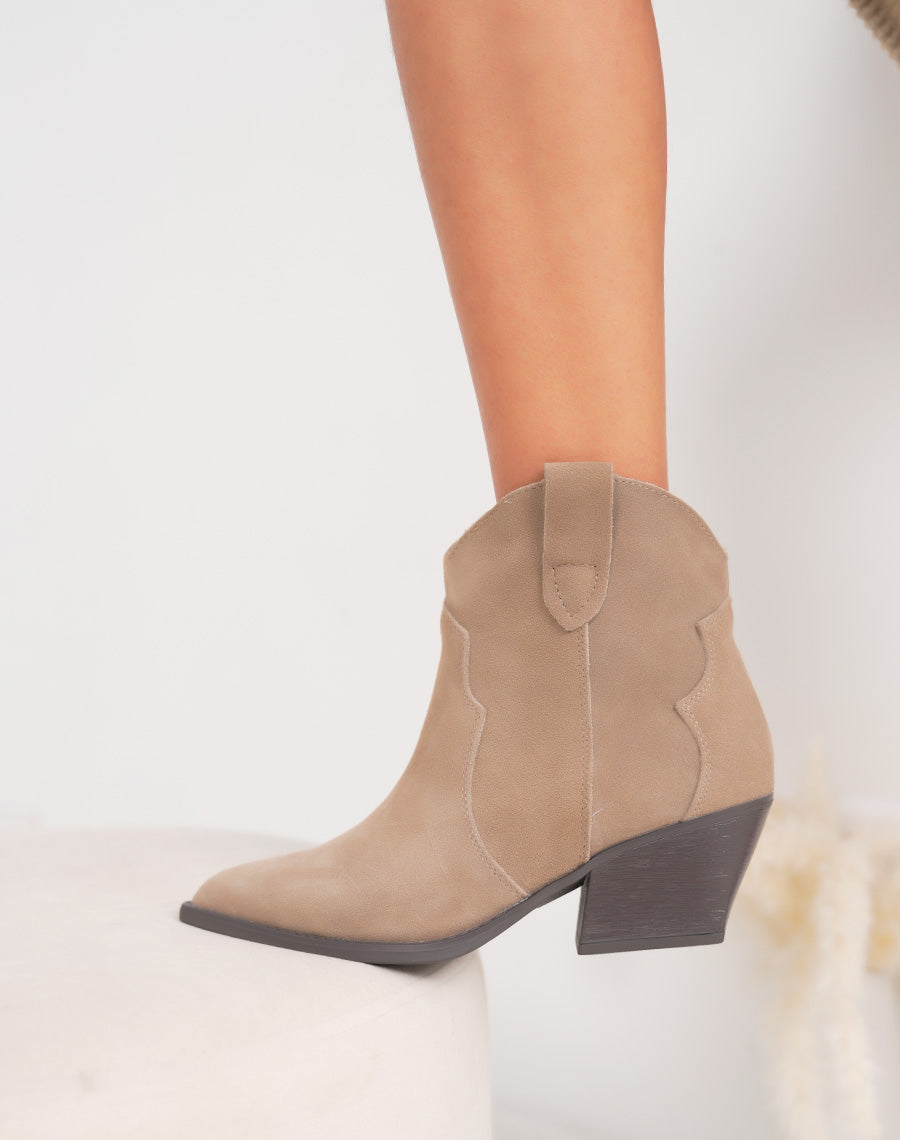 Bottines femme en cuir beige style santiag à talon biseauté et intérieur fourré