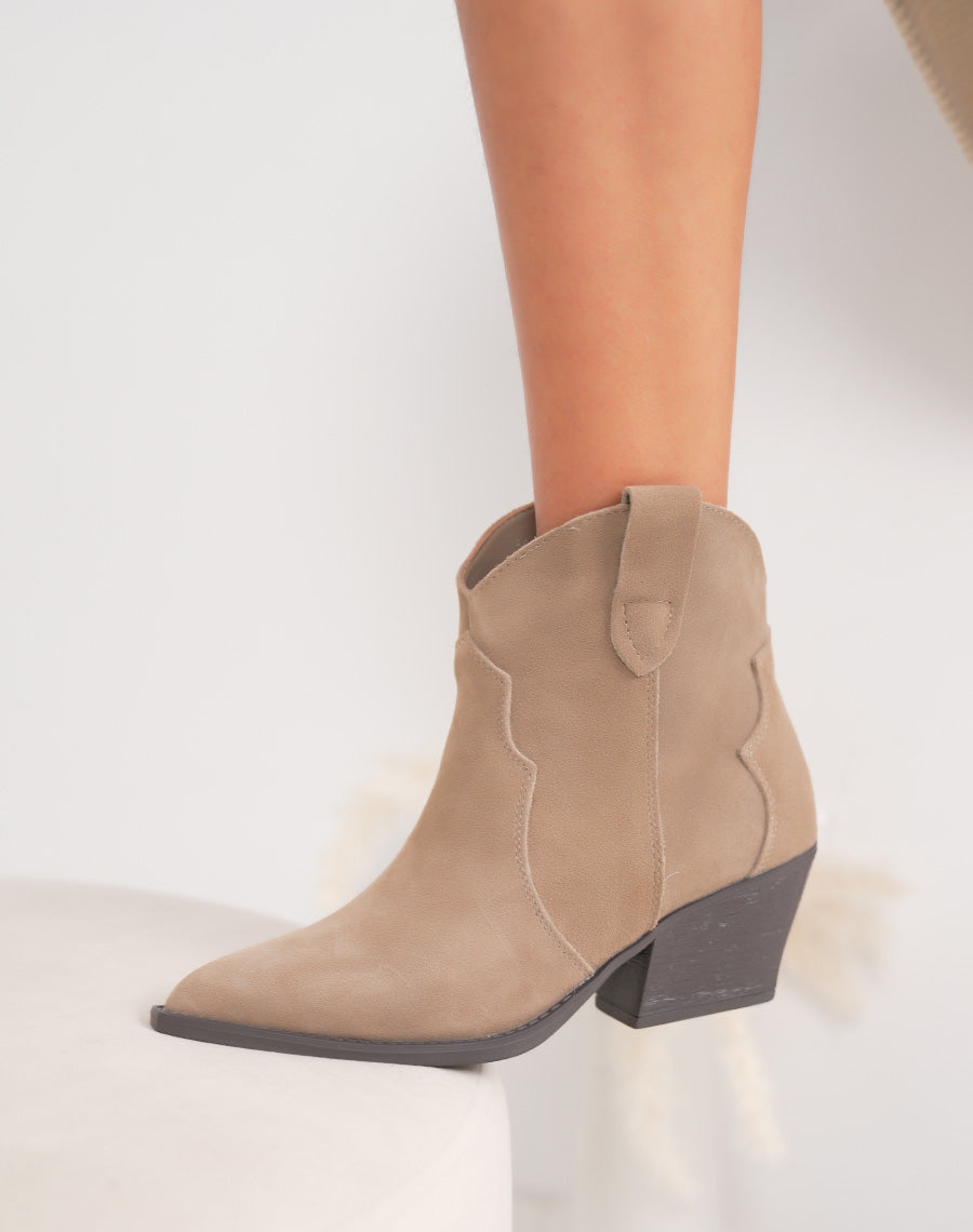 Bottines femme en cuir beige style santiag à talon biseauté et intérieur fourré