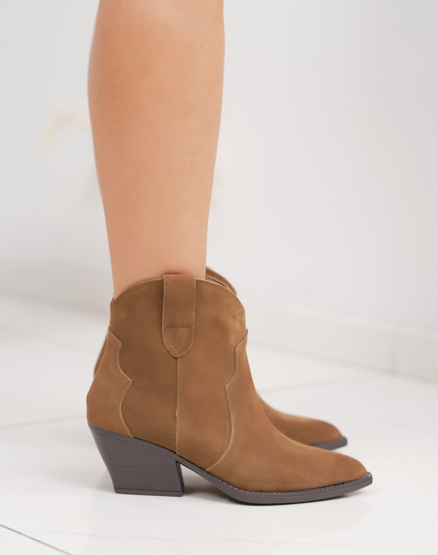 Bottines femme en cuir camel style santiag à talon biseauté et intérieur fourré