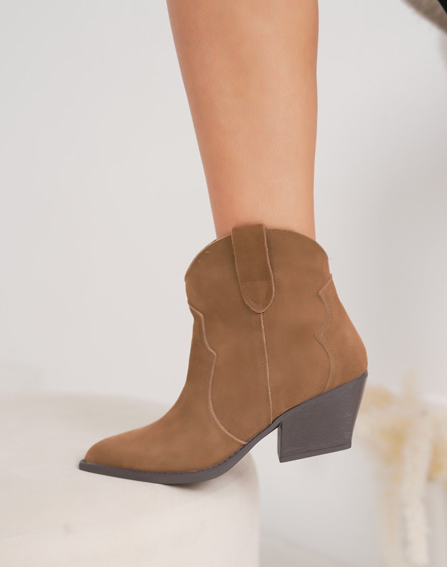 Bottines femme en cuir camel style santiag à talon biseauté et intérieur fourré