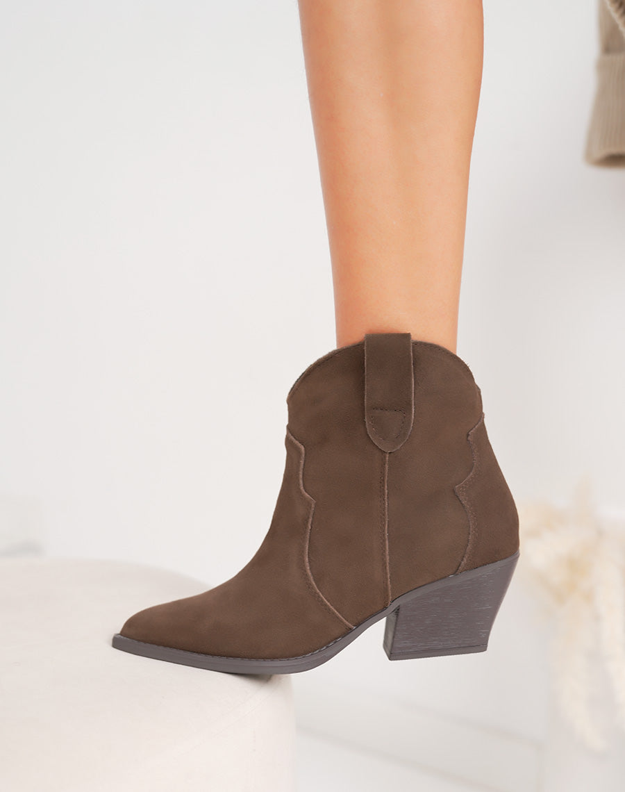 Bottines femme en cuir marron style santiag à talon biseauté et intérieur fourré