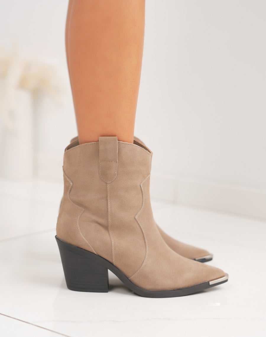 Bottines en cuir beige santiag à talon biseauté et bout pointu
