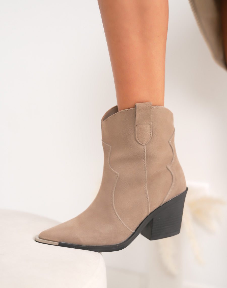 Bottines en cuir beige santiag à talon biseauté et bout pointu