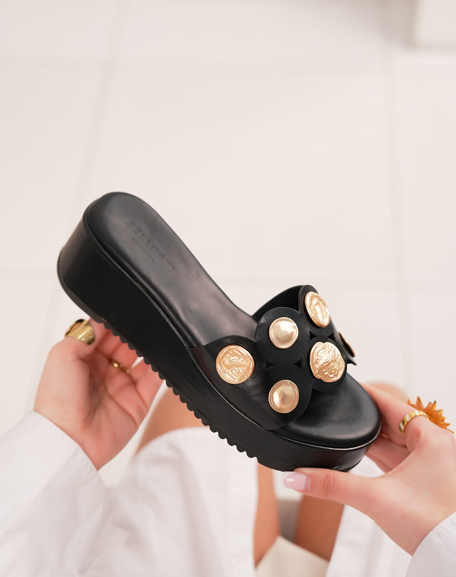Mules femme noires tendance à plate-forme et pièces dorées brillantes