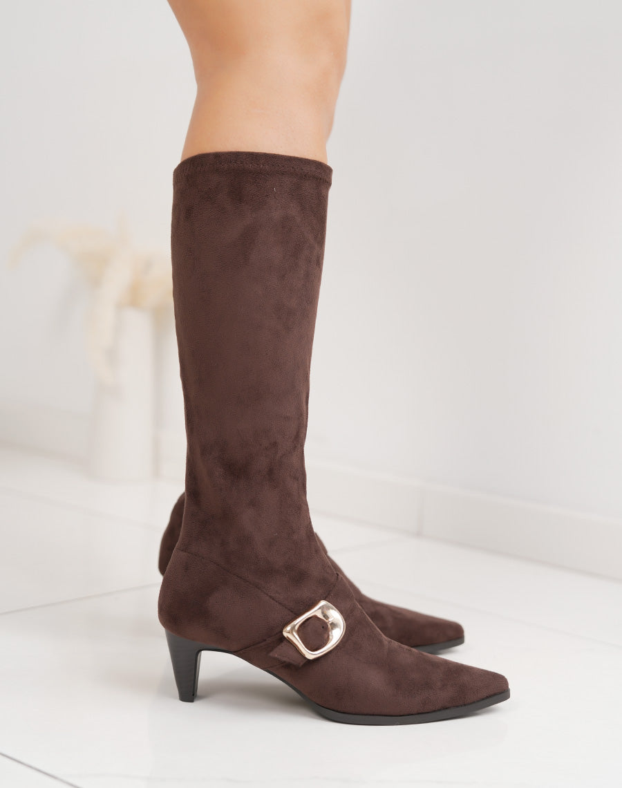 Bottes femme marron en suédine, confortables à petit talon évasé et boucle dorée chic