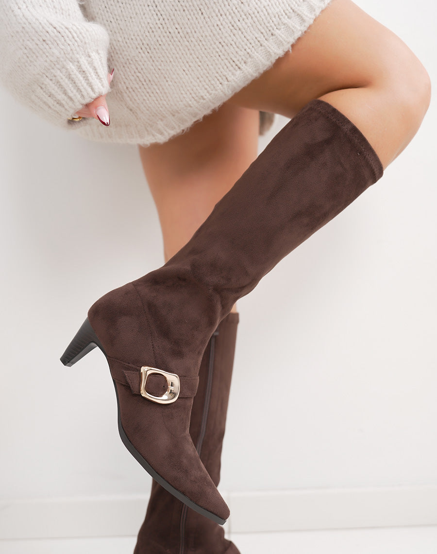Bottes femme marron en suédine, confortables à petit talon évasé et boucle dorée chic