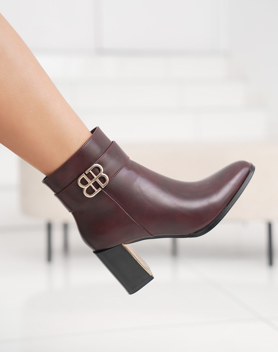 Bottines femme bordeaux à talon carré, élégantes avec boucle dorée et finition raffinée