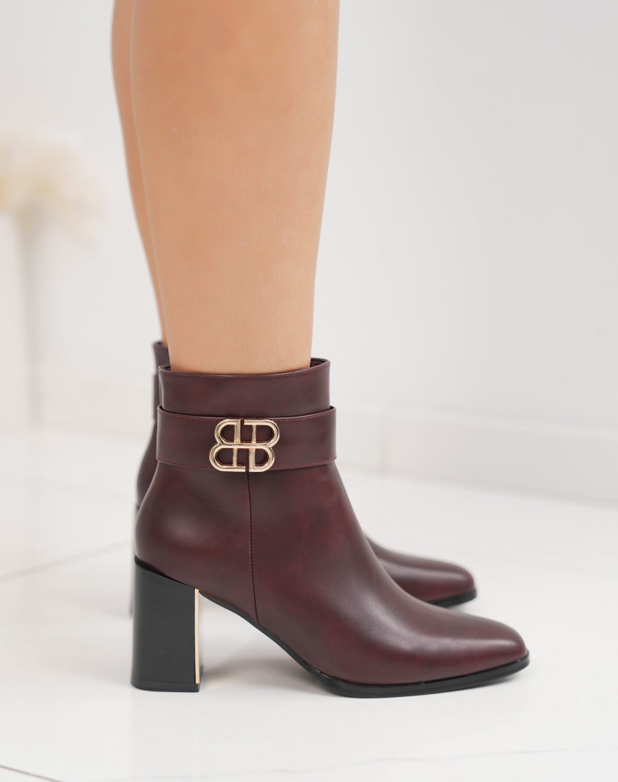 Bottines femme bordeaux à talon carré, élégantes avec boucle dorée et finition raffinée