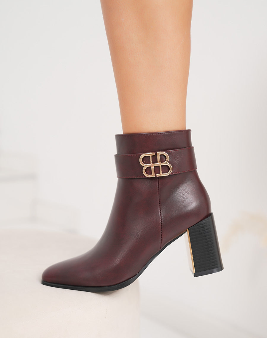 Bottines femme bordeaux à talon carré, élégantes avec boucle dorée et finition raffinée