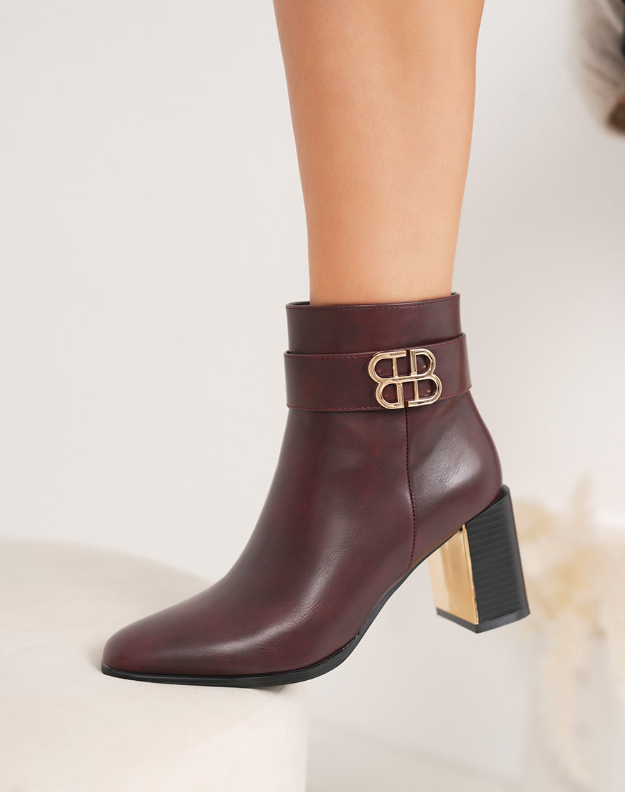 Bottines femme bordeaux à talon carré, élégantes avec boucle dorée et finition raffinée