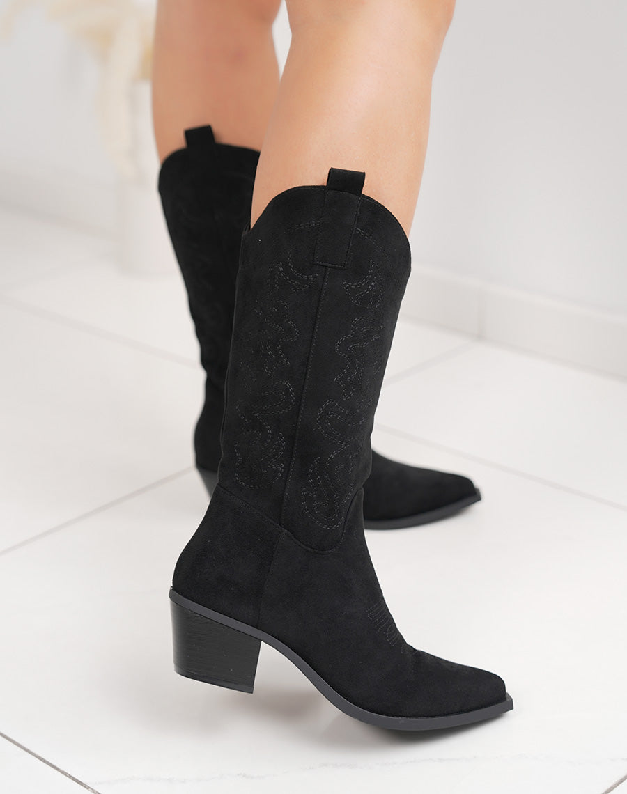 Bottes femme noires style santiag en suédine, à talon biseauté et broderies élégantes