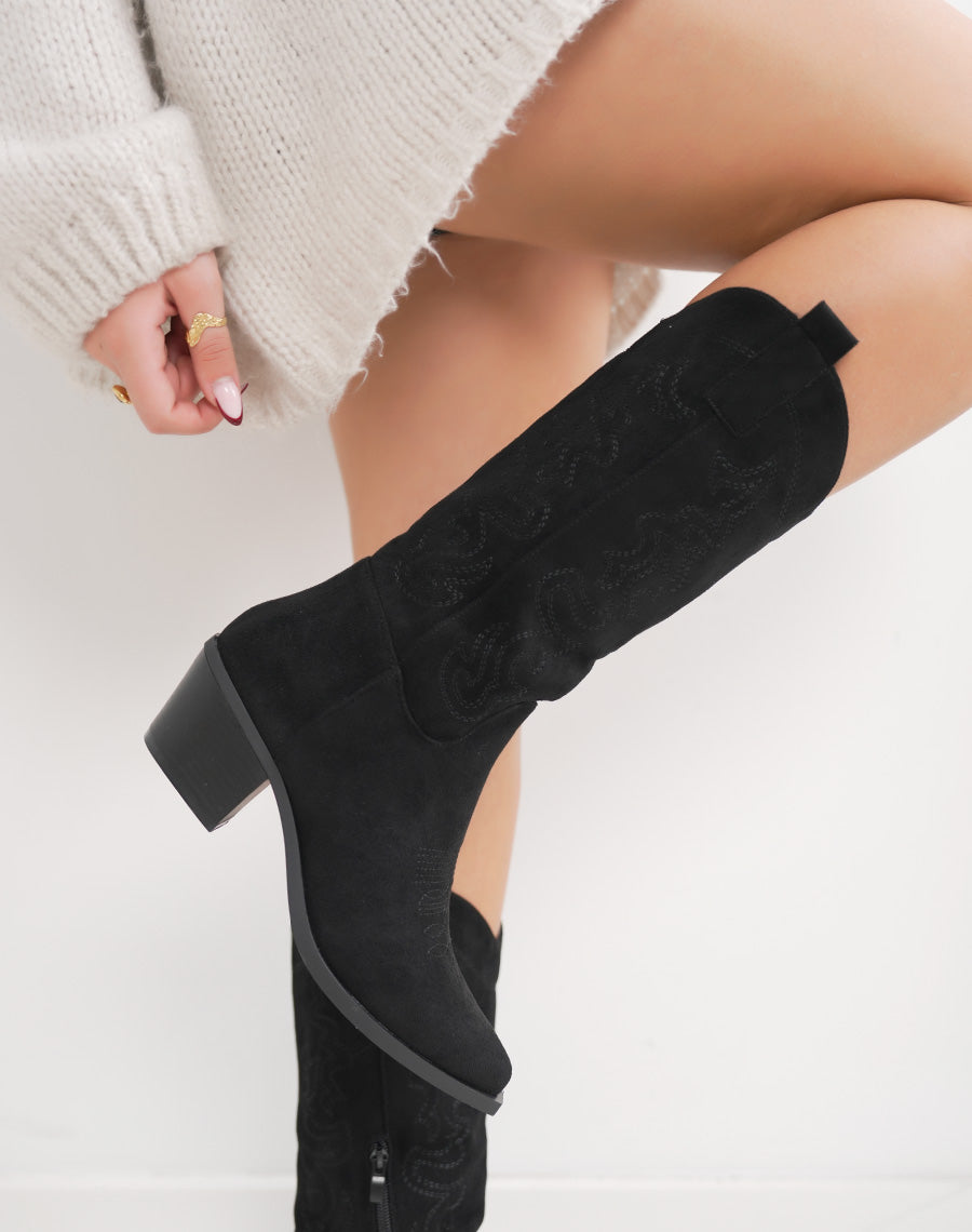 Bottes femme noires style santiag en suédine, à talon biseauté et broderies élégantes