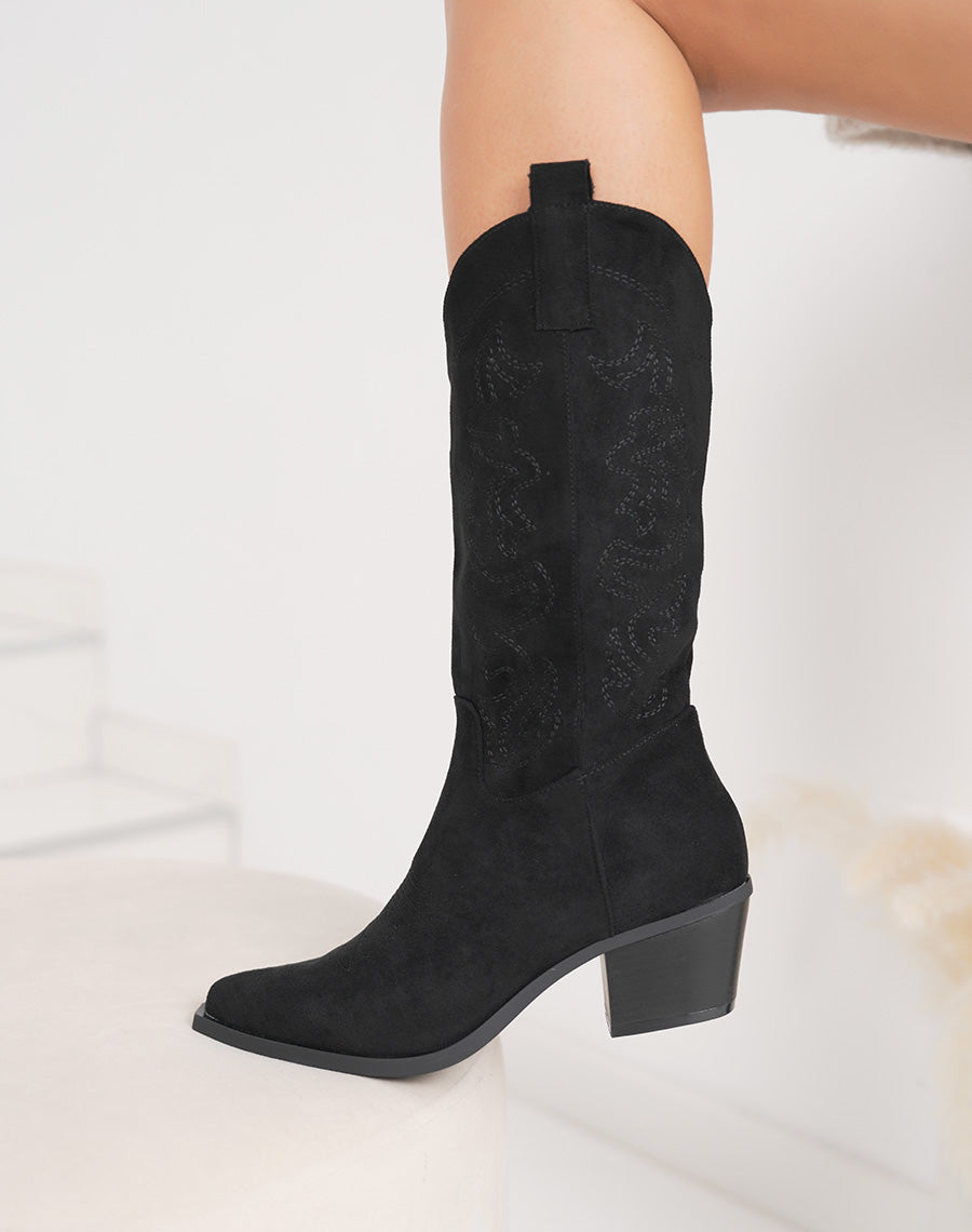 Bottes femme noires style santiag en suédine, à talon biseauté et broderies élégantes