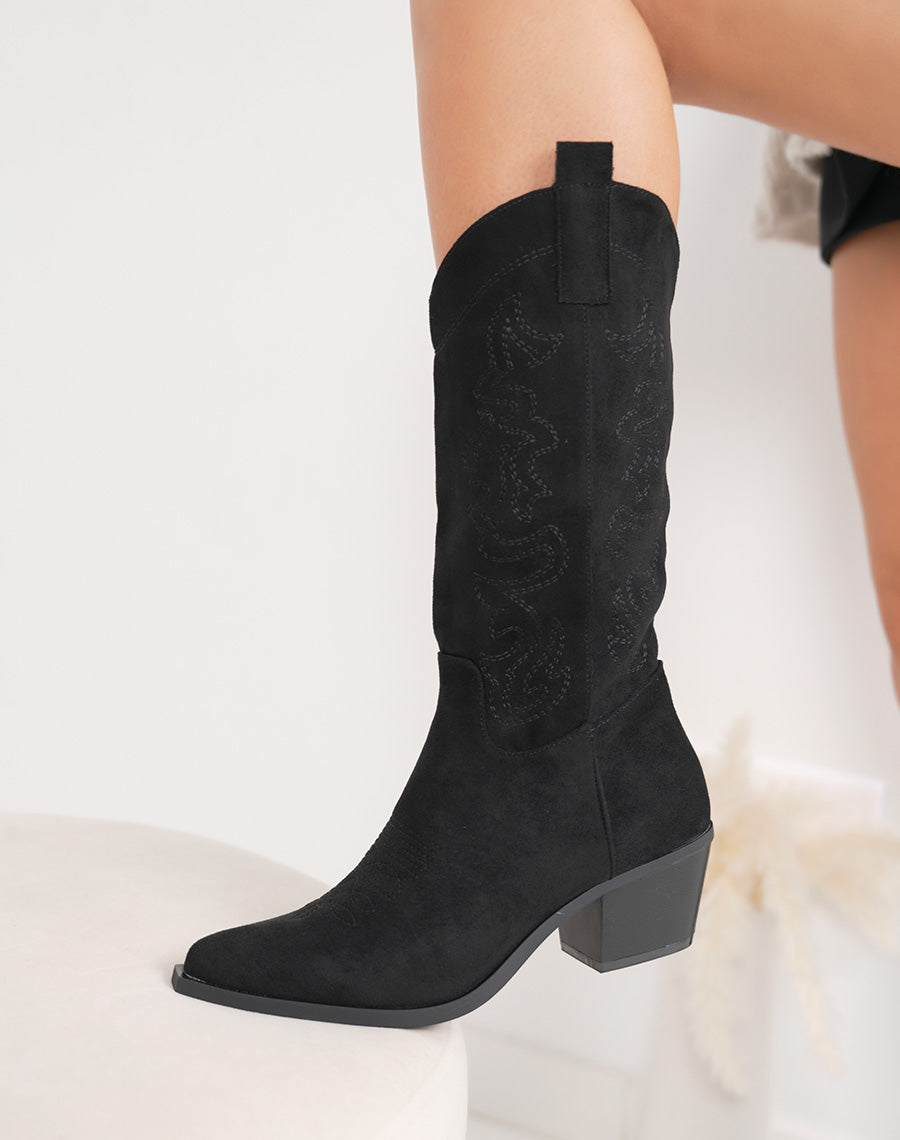 Bottes femme noires style santiag en suédine, à talon biseauté et broderies élégantes