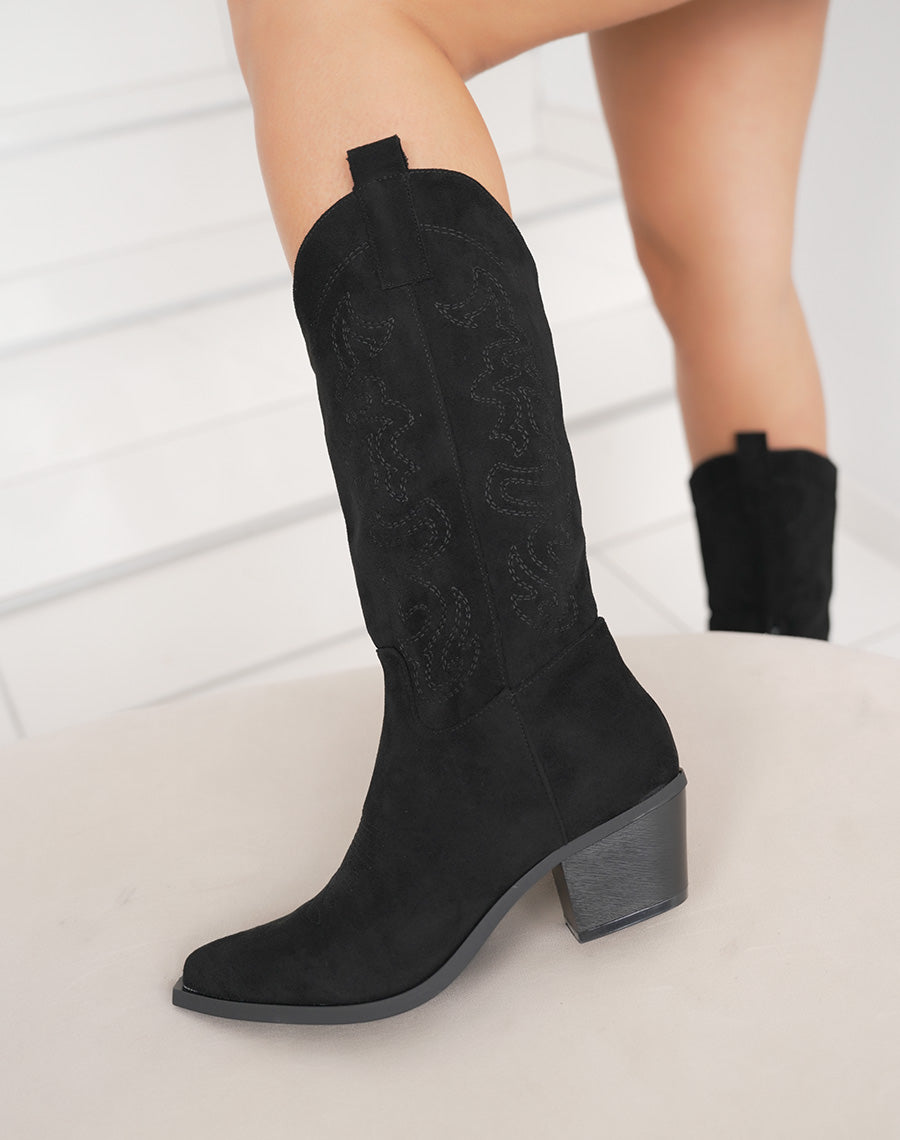 Bottes femme noires style santiag en suédine, à talon biseauté et broderies élégantes