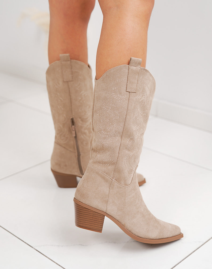 Bottes femme beiges style santiag en suédine, à talon biseauté et broderies