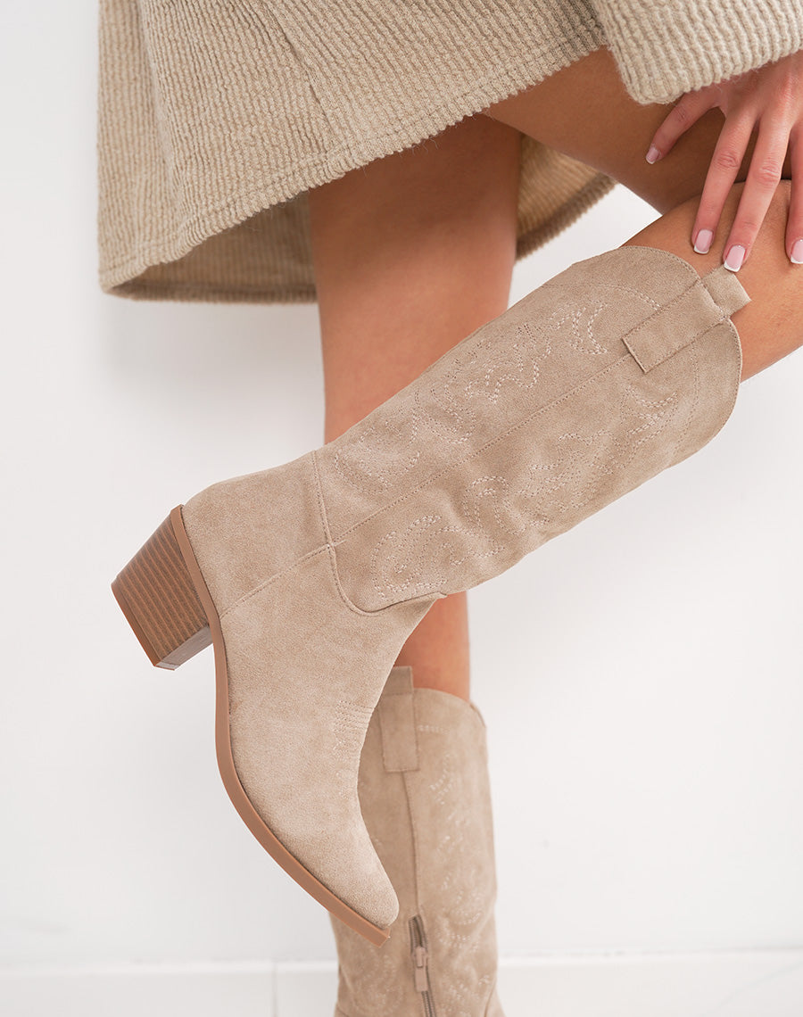 Bottes femme beiges style santiag en suédine, à talon biseauté et broderies