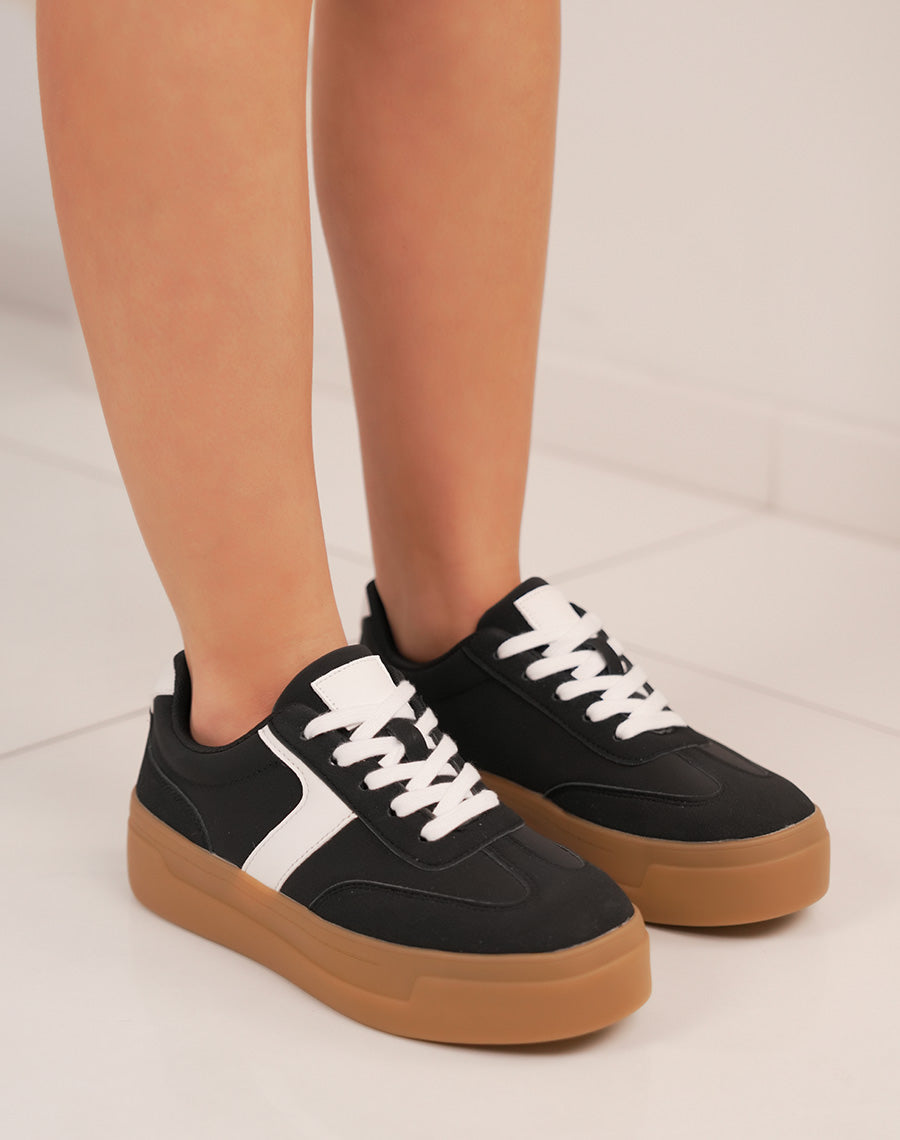 Basket femme noire et blanche tendance à triple plate-forme marron