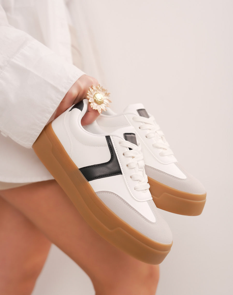 Basket femme blanche tendance à triple plate-forme marron et détails suédine