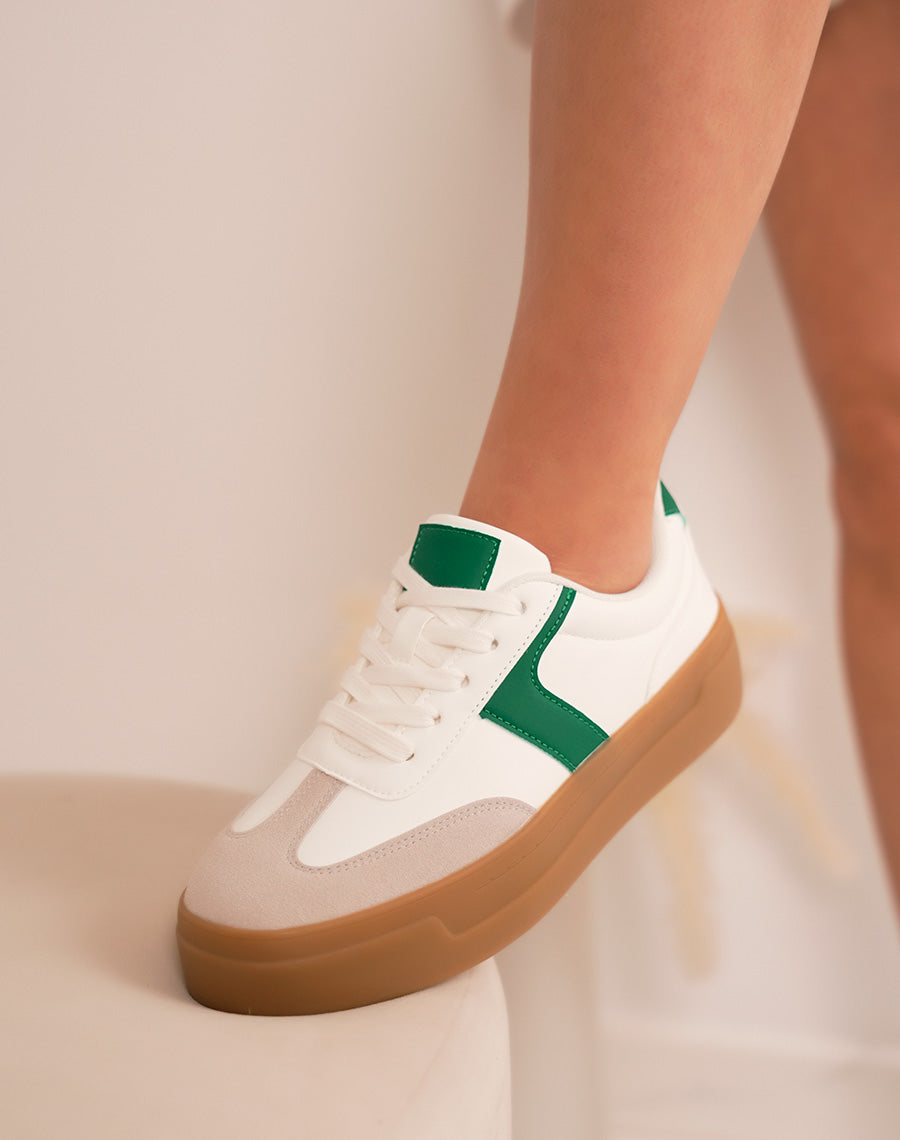 Basket femme blanche à détails vert sapin et triple plate-forme marron