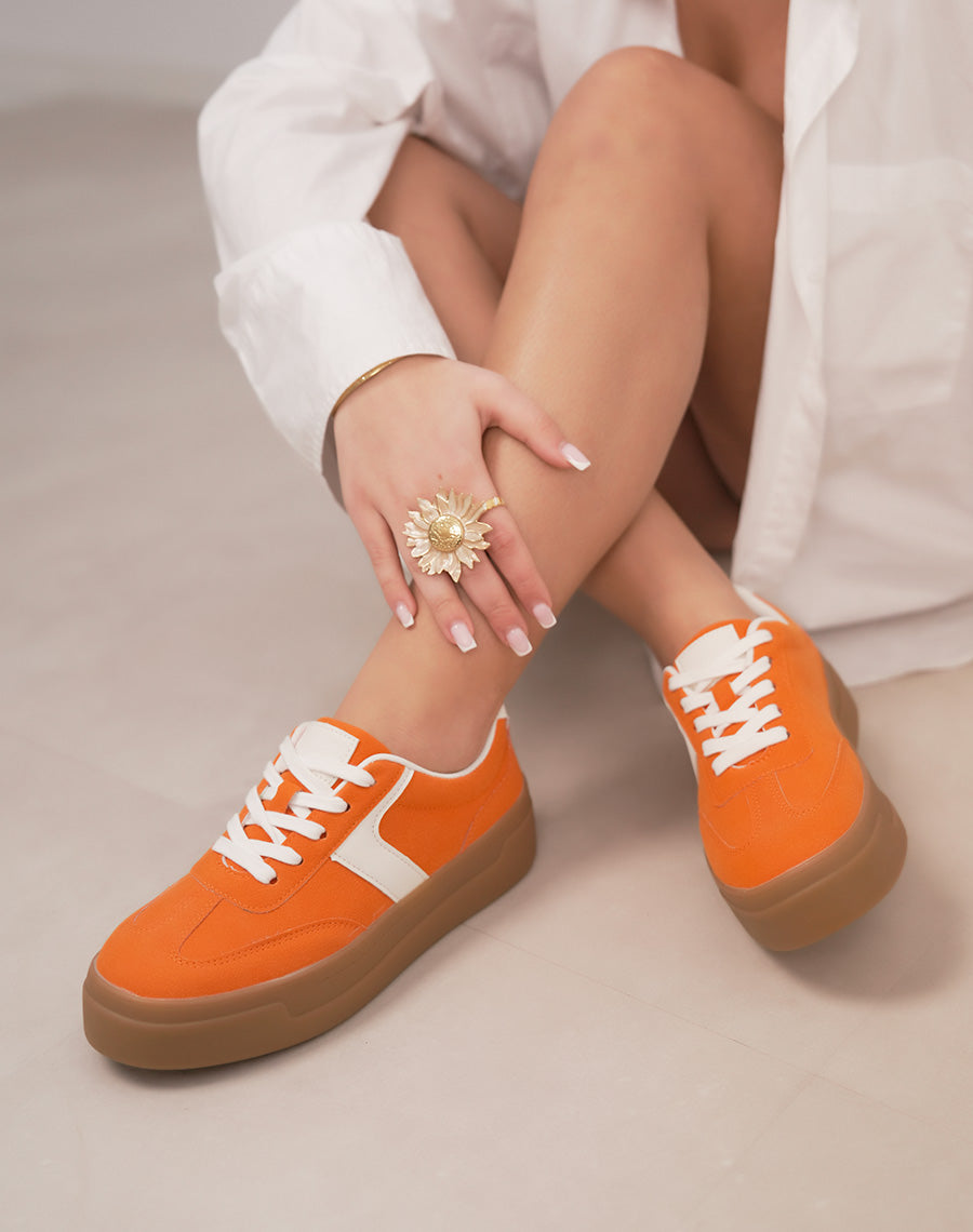 Basket femme orange en peau de pêche à triple plate-forme marron et détails blancs