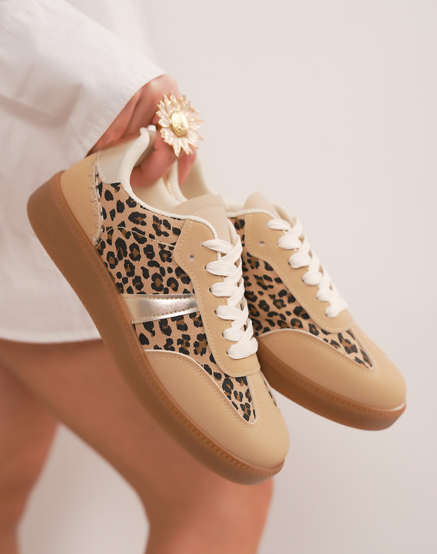 Basket femme taupe et léopard en peau de pêche avec détails dorés et semelle plate