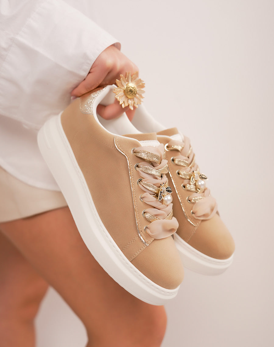 Basket FINDLAY en suédine taupe avec double lacets fantaisie et bijou abeille