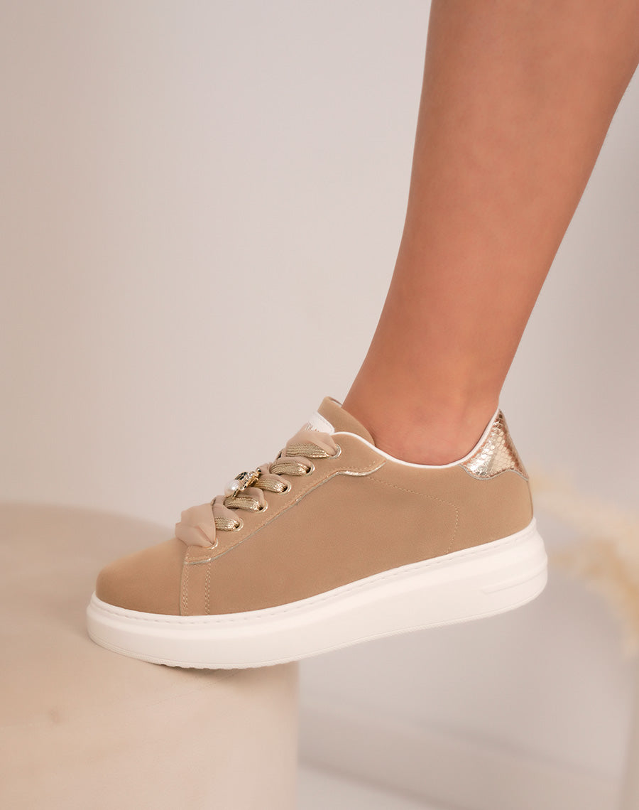 Basket FINDLAY en suédine taupe avec double lacets fantaisie et bijou abeille