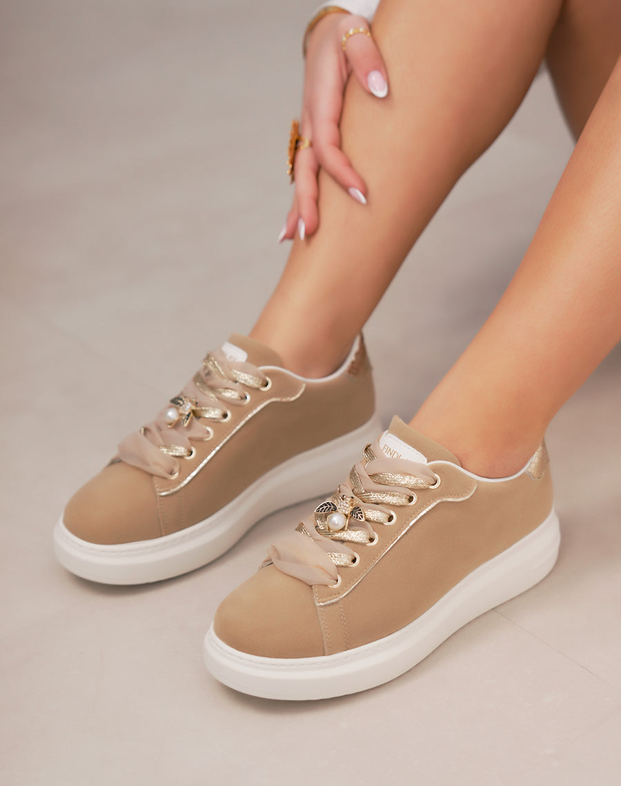Basket FINDLAY en suédine taupe avec double lacets fantaisie et bijou abeille