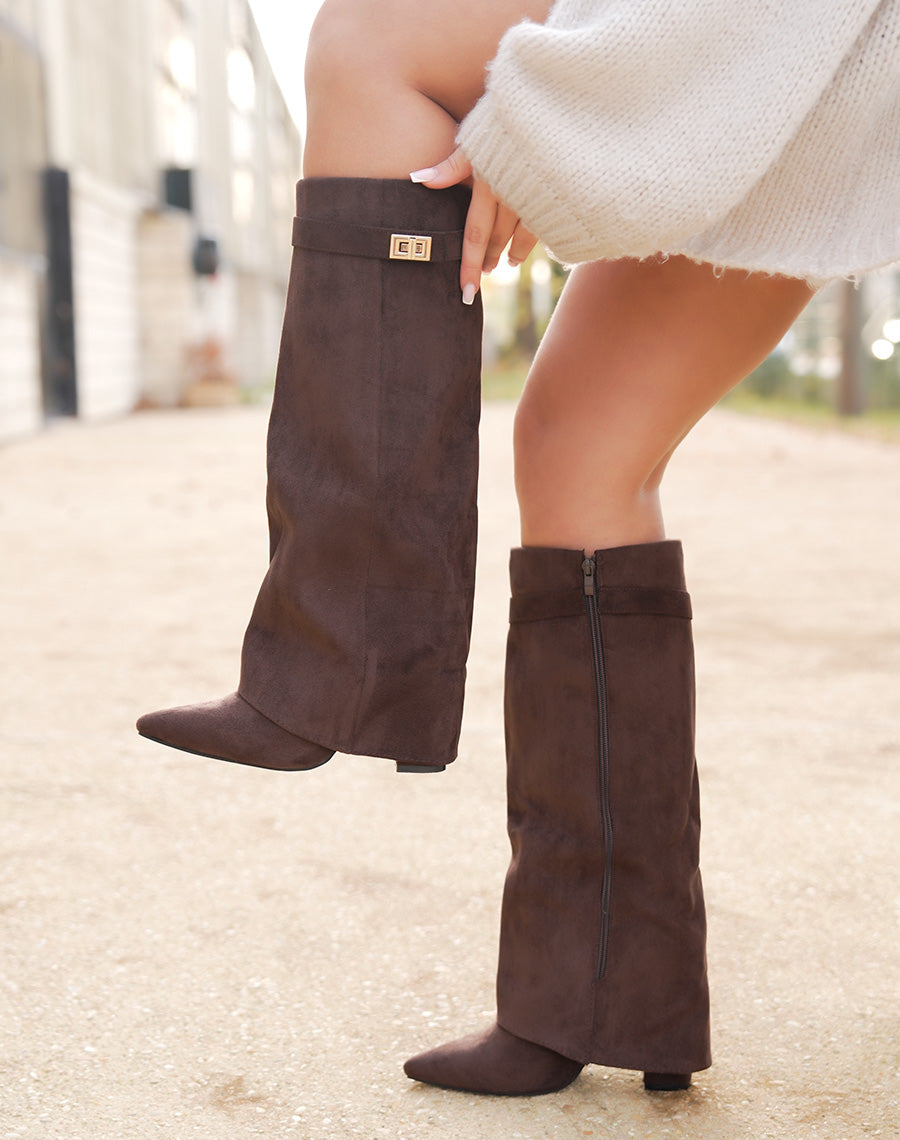 Bottes en suédine marron chocolat à talon et bout pointu