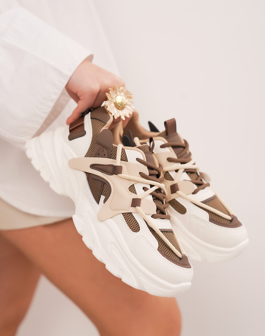 Baskets femme marron à grosse semelle tendance avec double lacets beiges et marron