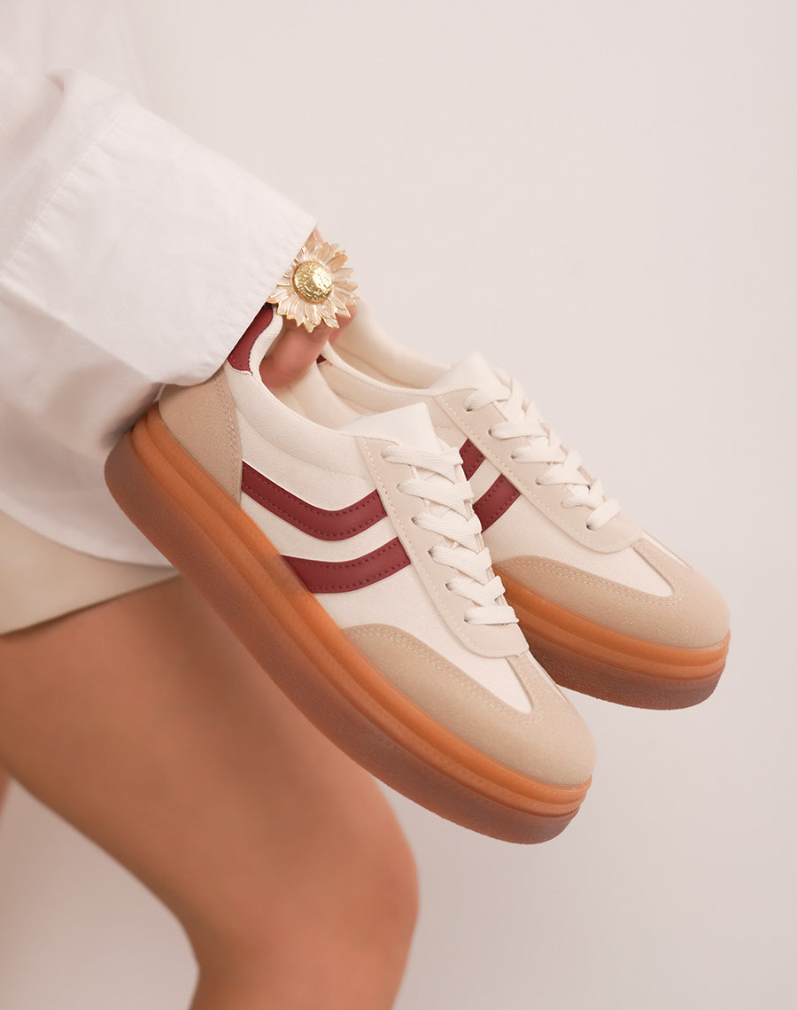 Baskets femme beiges et taupe en suédine avec détails bordeaux tendance et semelle plateforme