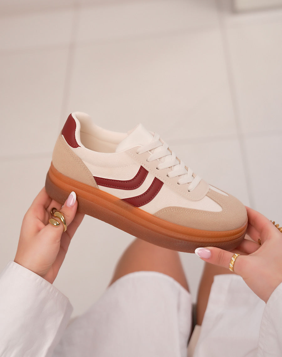 Baskets femme beiges et taupe en suédine avec détails bordeaux tendance et semelle plateforme