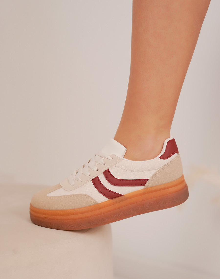 Baskets femme beiges et taupe en suédine avec détails bordeaux tendance et semelle plateforme