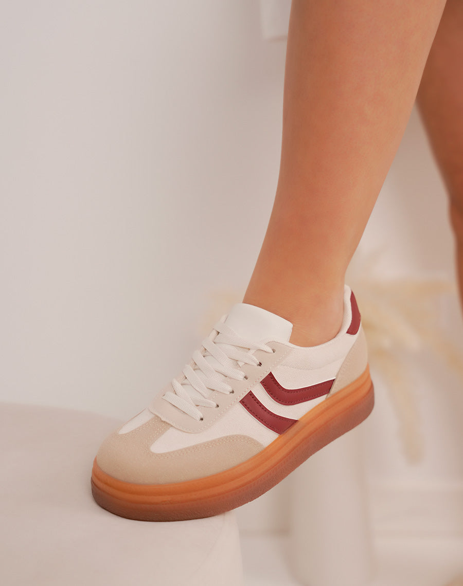 Baskets femme beiges et taupe en suédine avec détails bordeaux tendance et semelle plateforme