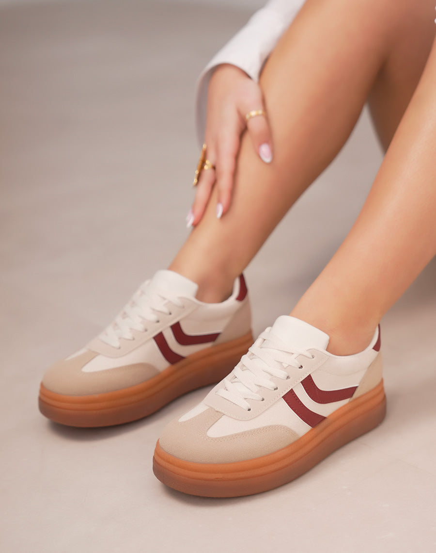 Baskets femme beiges et taupe en suédine avec détails bordeaux tendance et semelle plateforme
