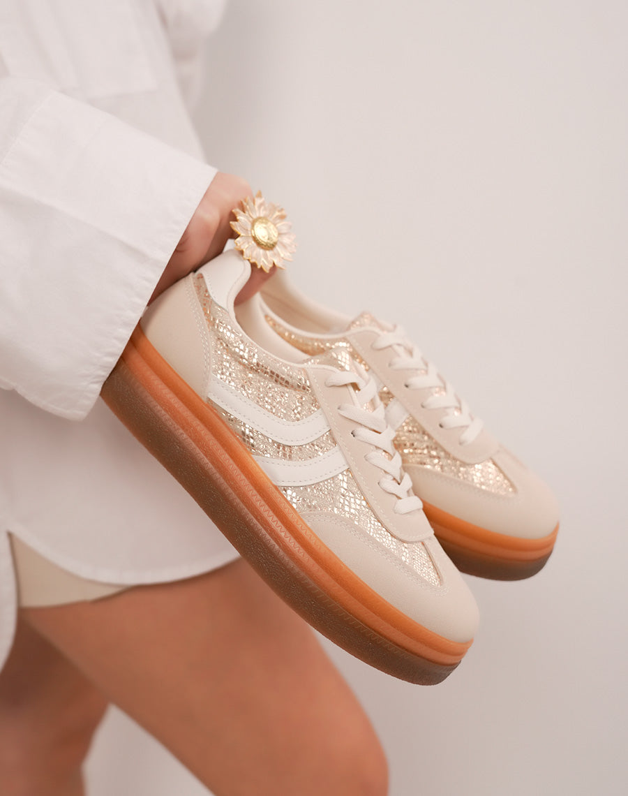 Baskets femme beige en suédine avec effet croco métallisé et semelle plateforme marron