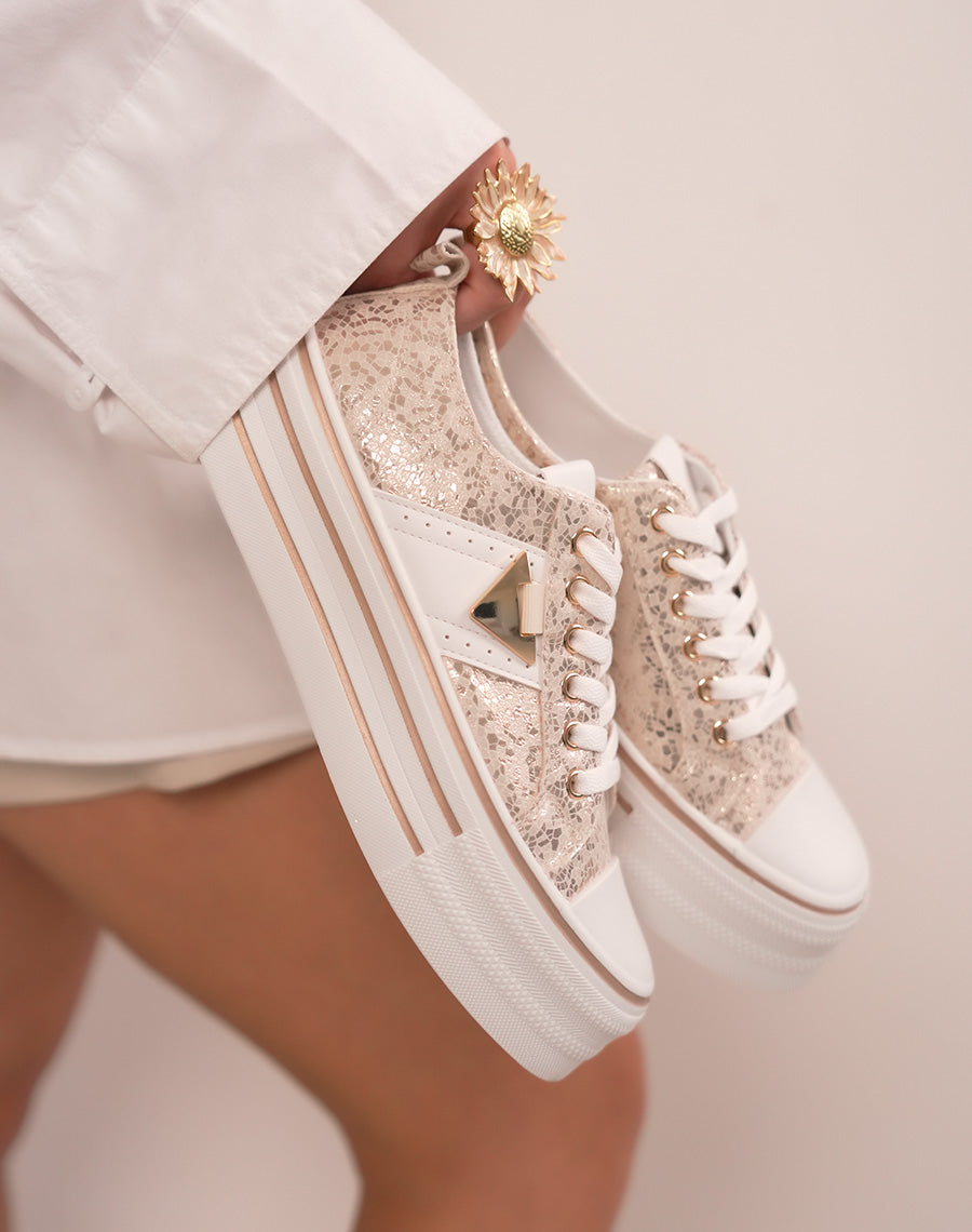 Baskets femme champagne doré tendance avec bijou triangle et plateforme blanche