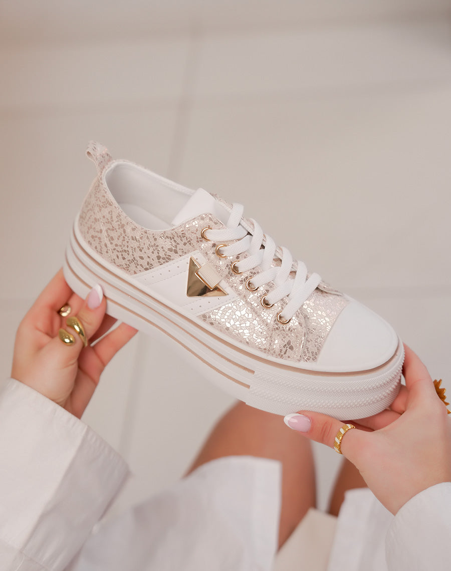 Baskets femme champagne doré tendance avec bijou triangle et plateforme blanche