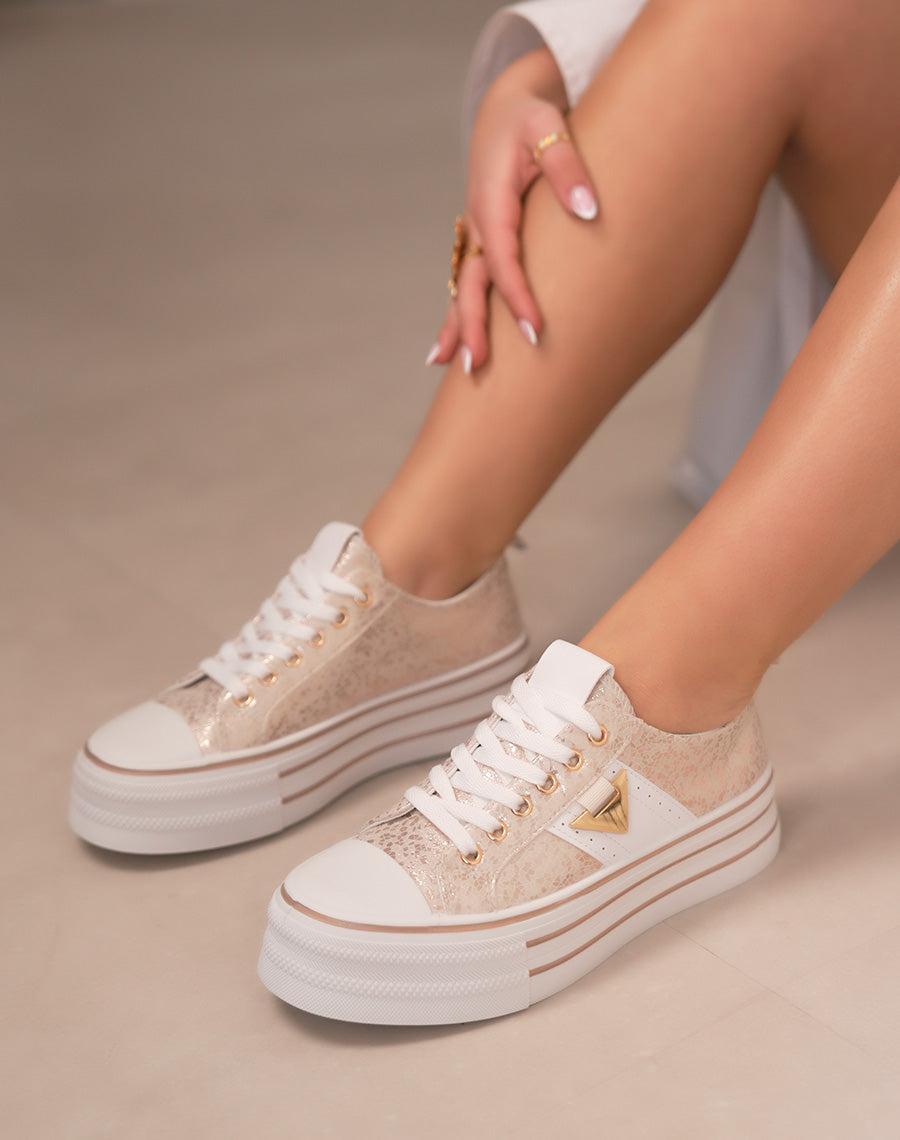 Baskets femme champagne doré tendance avec bijou triangle et plateforme blanche