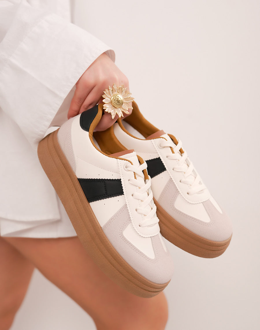 Baskets femme beiges tendance à triple plate-forme camel et détails noirs contrastants