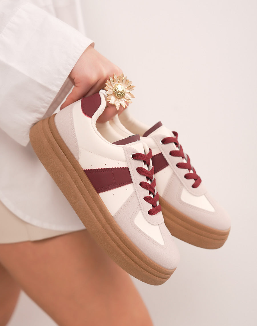 Baskets femme beiges à plateforme camel tendance avec lacets bordeaux et détails suédine