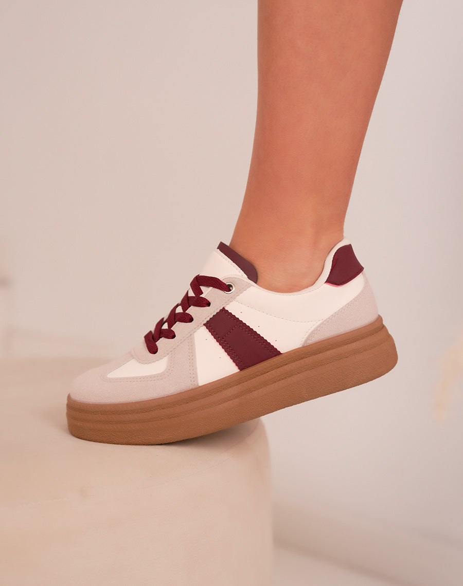 Baskets femme beiges à plateforme camel tendance avec lacets bordeaux et détails suédine