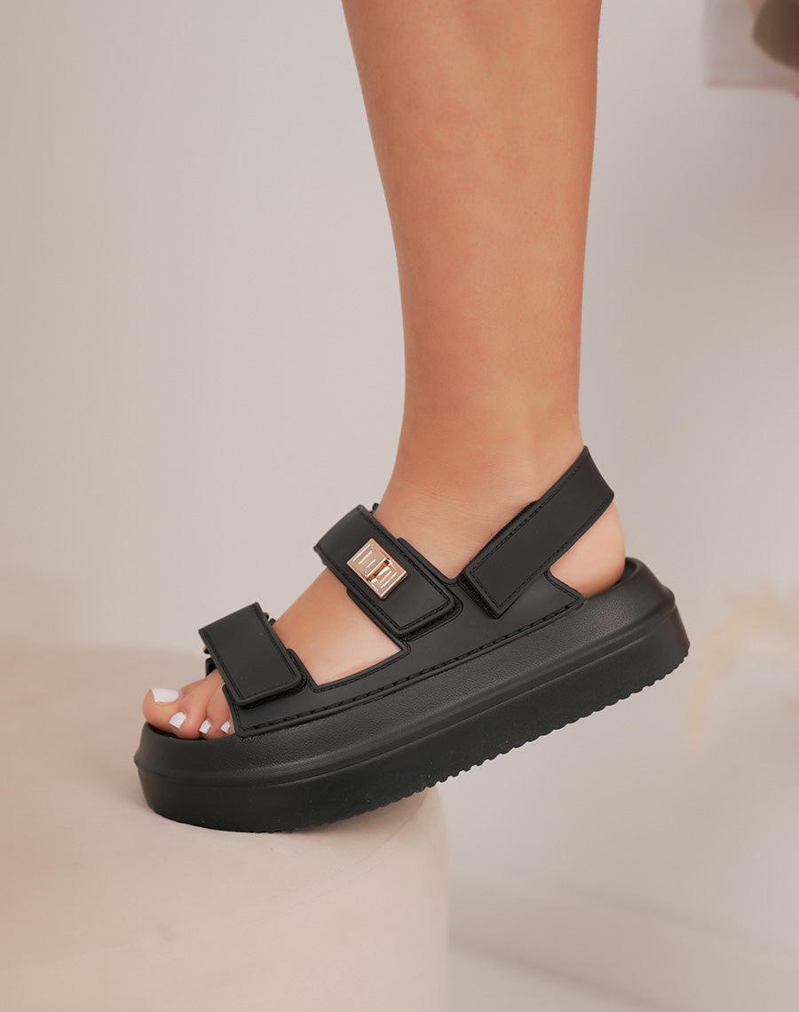 Sandales femme noires à grosse semelle tendance avec brides à scratch