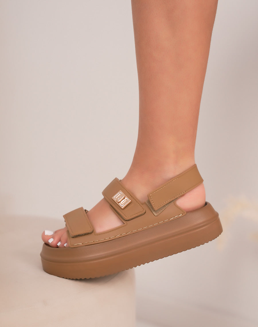 Sandales femme marron clair tendance à grosse semelle avec brides à scratch
