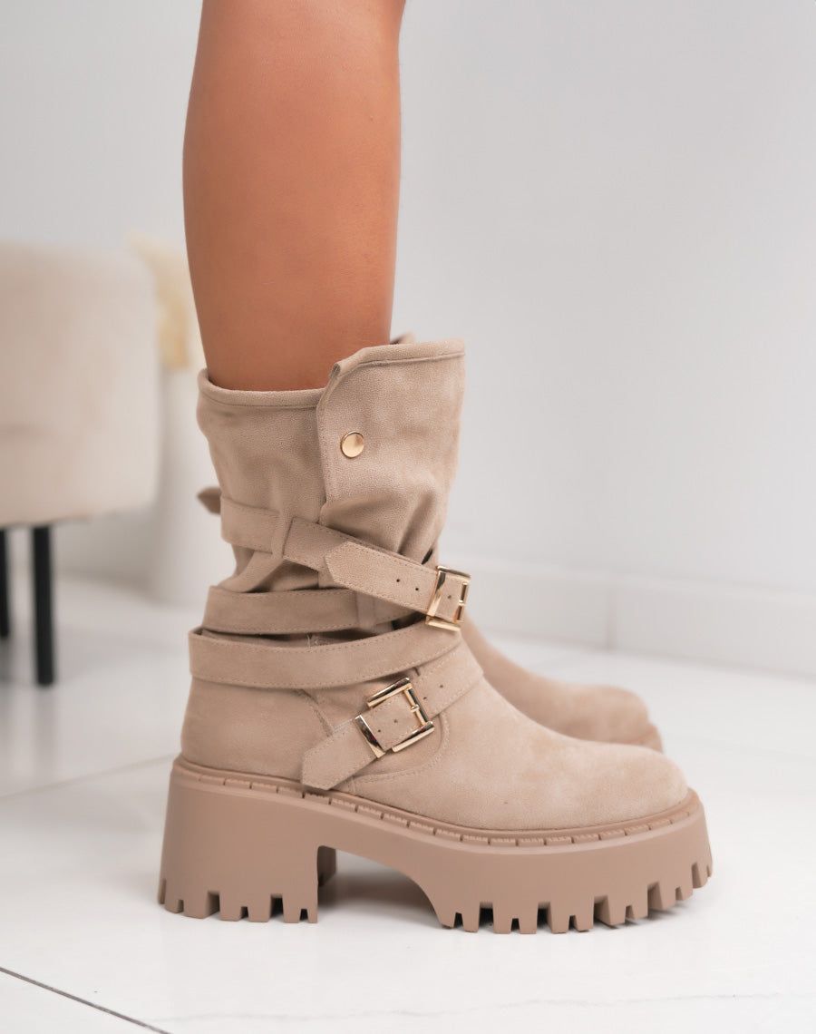 Bottines femme beige tendance avec semelle crantée et boucles dorées