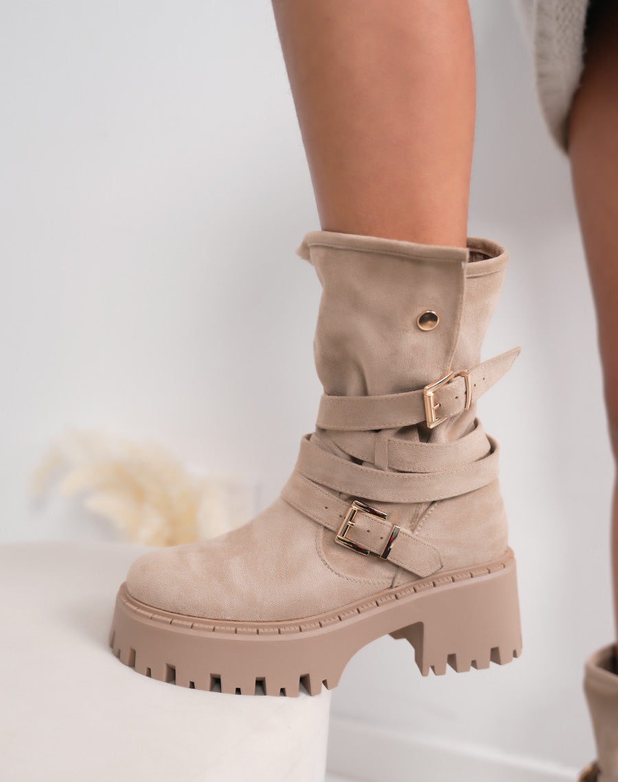 Bottines femme beige tendance avec semelle crantée et boucles dorées