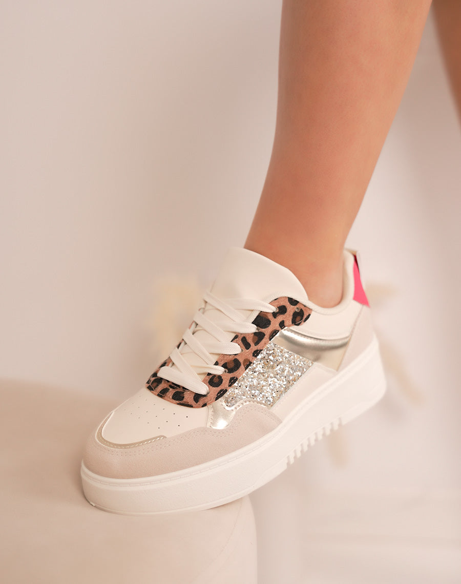 Baskets femme beiges et léopard tendance avec paillettes dorées et détail rose fluo